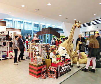 来自美国老牌玩具店fao schwarz特设展位,吸引客商驻足了解
