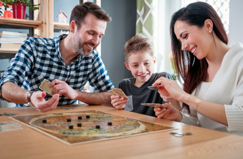 图2-Familie-spielt-Brettspiel